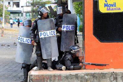 Policías antidisturbios se preparan para lanzar pelotas de gomas durante una protesta contra el Gobierno en Managua (Nicaragua), el 19 de abril de 2018.