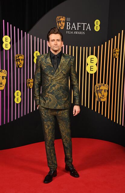 David Tennant ('Doctor Who', 'Good Omens'), presentador de la gala, llegó a la cita con un traje con estampados dorados.