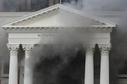 Incendio en el Parlamento en Ciudad del Cabo (Sudáfrica). Los bomberos continúan trabajando para apagar los focos de fuego aún activos en el edificio, un día después de declararse un devastador incendio que ha arrasado parte de las históricas instalaciones.