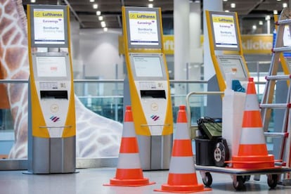 Máquinas de facturación bloqueadas en el aeropuerto de Düsseldorf como consecuencia de la huelga.