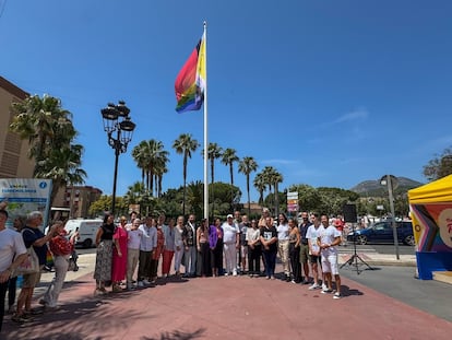 Despliegue de la bandera arcoíris en el arranque del Pride 2025 de Torremolinos.