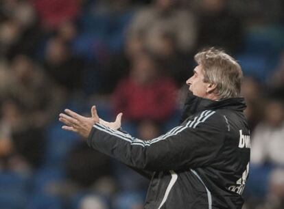 Manuel Pellegrini da instrucciones a sus jugadores.