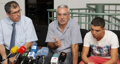 De izquierda a derecha: el abogado de Santana, su hermano y el sobrino de su novia y alumno del exboxeador.