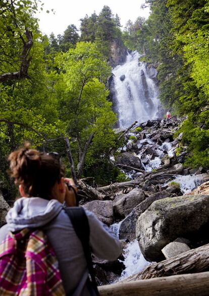 Salto de agua en el parque nacional de Aigüestortes y lago de San Mauricio, uno de los espacios naturales que atraviesa la senda transpirenaica GR-11.