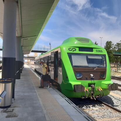 14.14 Llegada a Badajoz. La vieja Allan, renovada interna y externamente, llega a la estación de Badajoz después de casi tres horas de viaje. El estadounidense Rick Parker es el único pasajero que empezó el viaje en Lisboa con la intención de llegar a Madrid.