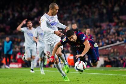 Suárez cae ante Miranda en el Camp Nou.
