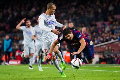 Suárez cau davant Miranda al Camp Nou.