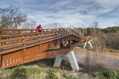 Un ciclista cruza un puente en Quintanilla de Arriba (Valladolid).