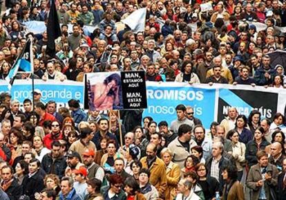 Miles de gallegos protestaron ayer en Santiago contra el olvido de la catástrofe del <i>Prestige.</i>