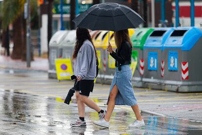 Dos chicas caminaban por la calle el domingo en Ibiza.
