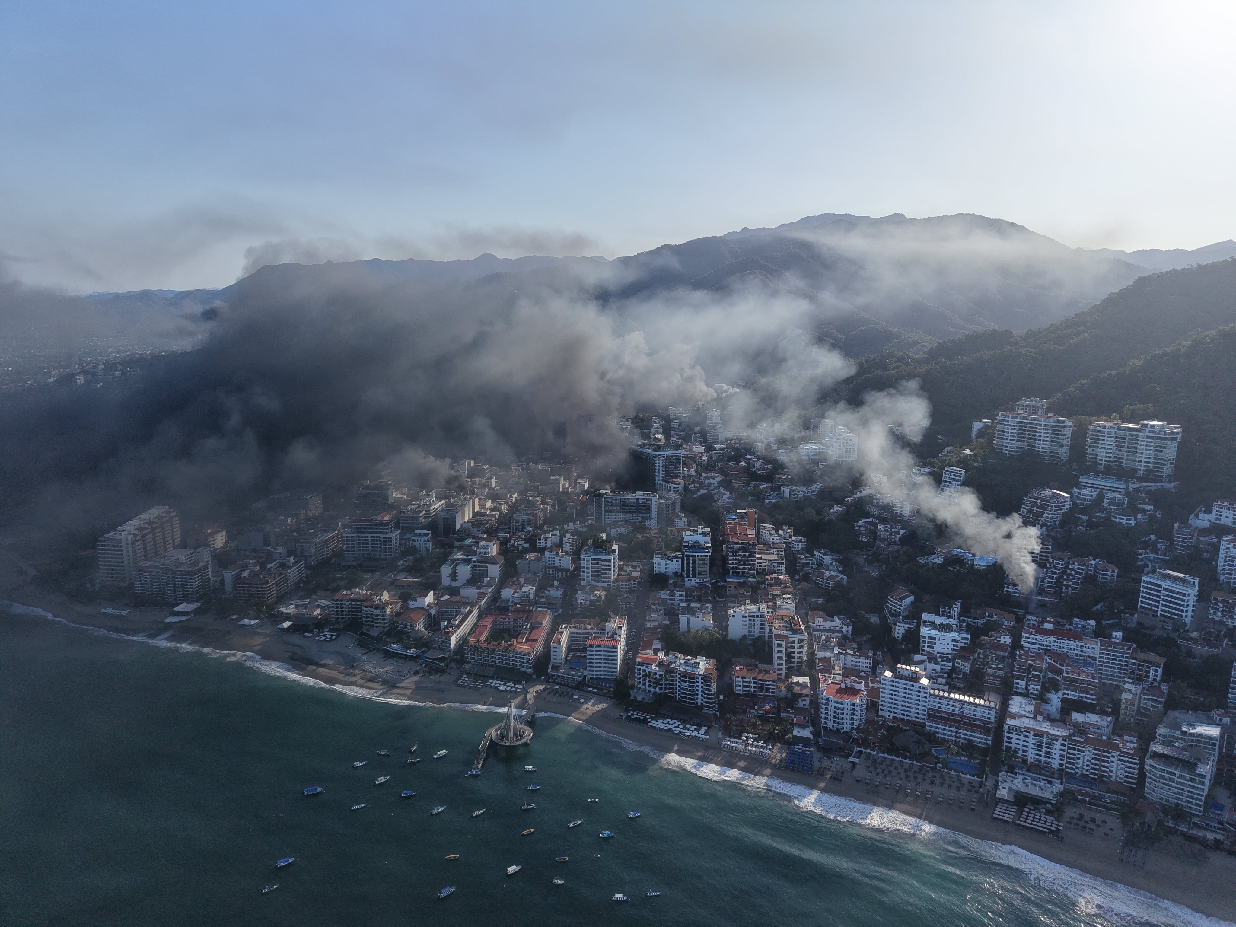 Vehículos y negocios incendiados en distintos puntos de la ciudad de Puerto Vallarta, Jalisco, tras la confirmación de la caída del Mencho. 