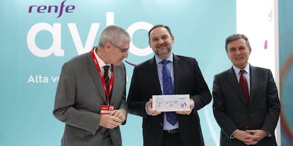 Isaias Taboas, presidente de RENFE, José Luis Ábalos, Ministro de Transportes, Movilidad y Agenda Urbana y Pedro Saura, Secretario de estado de Infraestructuras hoy en FITUR con el primer billete de AVLO.