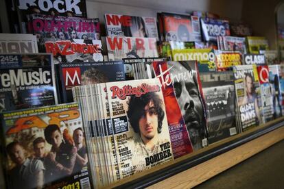 La revista 'Rolling Stone', con la polémica portada, en un quiosco norteamericano.