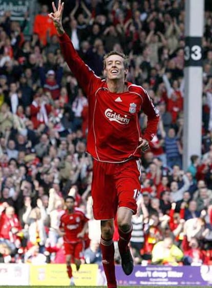 Crouch celebra el tercer tanto que le marcó al Arsenal.