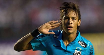 Neymar celebra su tercer gol ante el Sao Paulo.