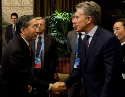 Yan Zhiyong, titular de PowerChina, saluda a Mauricio Macri (dcha.) en Pekín.