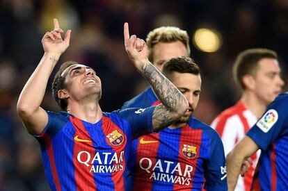 Paco Alcacer, del Barcelona, celebra su cuarto gol con sus compañeros