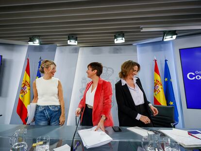 Las ministras de Trabajo, Yolanda Díaz, Política Territorial y portavoz, Isabel Rodríguez, y Transición Ecológica, Teresa Ribera, tras la rueda de prensa posterior al Consejo de Ministros, este martes.