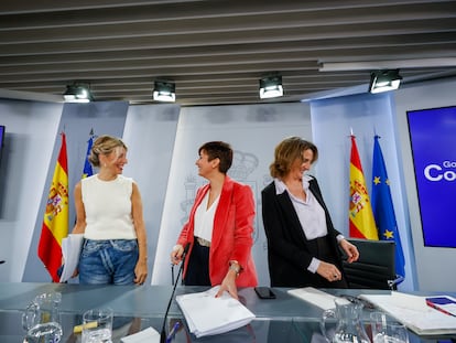 Las ministras de Trabajo, Yolanda Díaz, Política Territorial y portavoz, Isabel Rodríguez, y Transición Ecológica, Teresa Ribera, tras la rueda de prensa posterior al Consejo de Ministros, este martes.