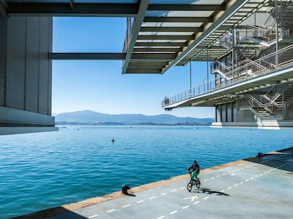 El paseo y el carril bici junto al mar que pasa bajo el Centro Botín de Santander.