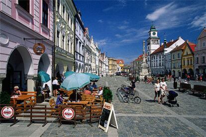Las ciudades de Bohemia del Sur se suelen articular en torno a  una plaza porticada como la de  Trebon, con la estatua de la Virgen María y  el Ayuntamiento al fondo.