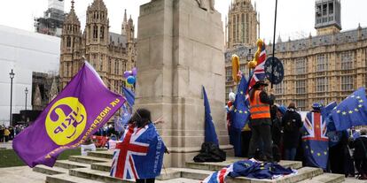 Británicos pro- y anti-Brexit, ante el Parlamento británico, el día 10.