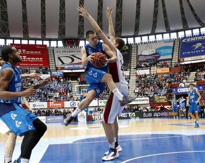 Javi Salgado trata de avanzar ante David Jelinek en el derbi de Illunbe.