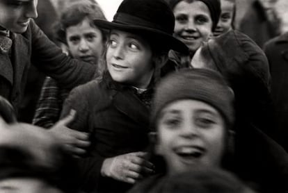Niños de una escuela judía retratados por Roman Vishniac en algún lugar de Europa del Este.