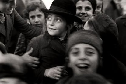 Ni&ntilde;os de una escuela jud&iacute;a retratados por Roman Vishniac en alg&uacute;n lugar de Europa del Este.