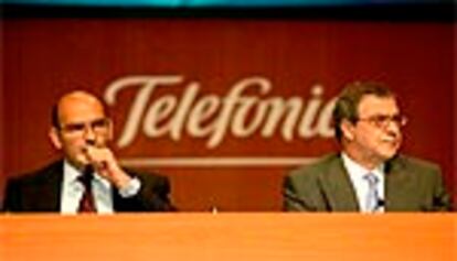 De izquierda a derecha, Fernando Abril-Martorell, consejero delegado de Telefónica, y César Alierta, presidente de la compañía.