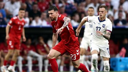 Pierre-Emile Hojbjerg conduce el balón durante el partido entre Dinamarca y Serbia.