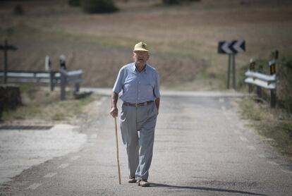 Paisano del pueblo andando por sus calles