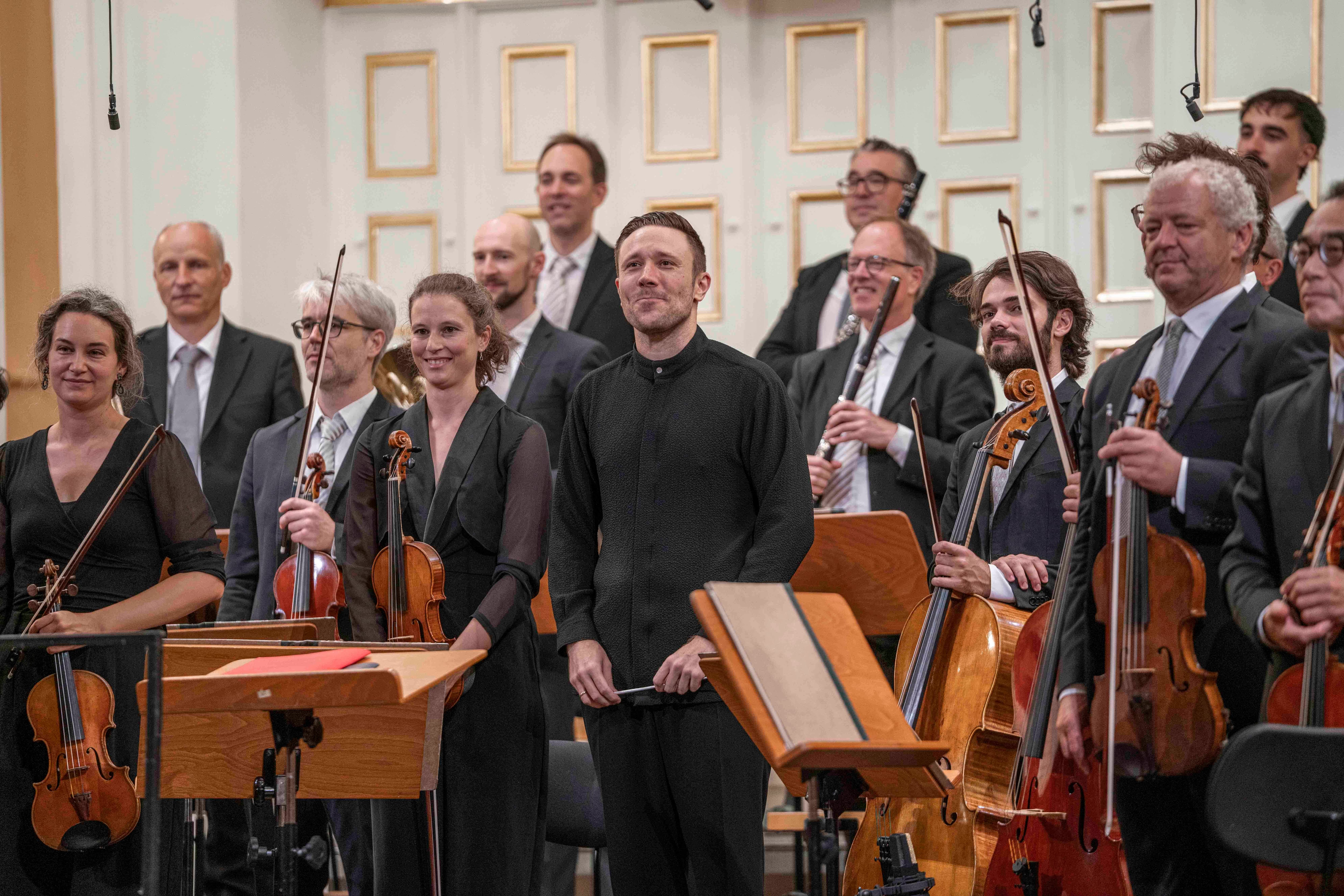Roberto González-Monjas y la Orquesta del Mozarteum agradecen los aplausos del público en el concierto matinal del sábado por la mañana.