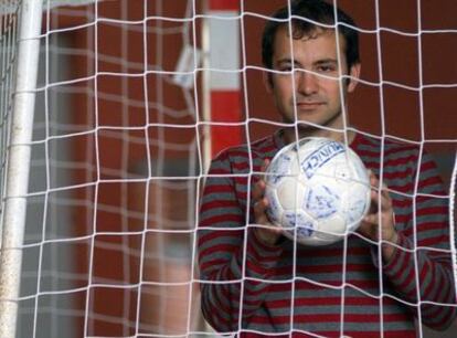 El árbitro Xabier Rodríguez, en las instalaciones deportivas del instituto de Betanzos.