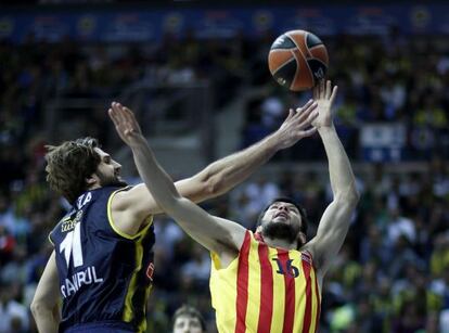 Kleiza y Papanikolaou luchan por un rebote