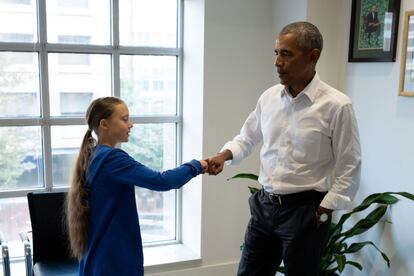 El expresidente de los Estados Unidos, Barack Obama, se reúne con la activista ambiental sueca Greta Thunberg en la sede de la Fundación Obama, en Washington DC. Thunberg asistirá a la Cumbre del Clima Juvenil en la ONU en Nueva York el 21 de septiembre, que tiene como objetivo encontrar el modo de que los países reduzcan sus emisiones de gases de efecto invernadero en línea con el Acuerdo de París.