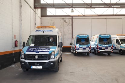 Vehículos sanitarios de la empresa de abulancias Transamed el domingo en su sede de Navas del Marqués (Ávila).