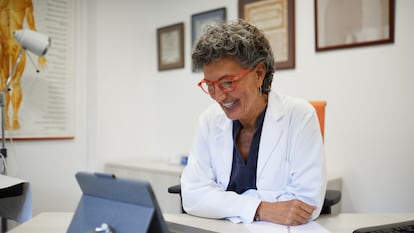 Una doctora participa en una videoconferencia médica con varios colegas.