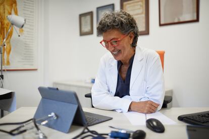 Una doctora participa en una videoconferencia médica con varios colegas.