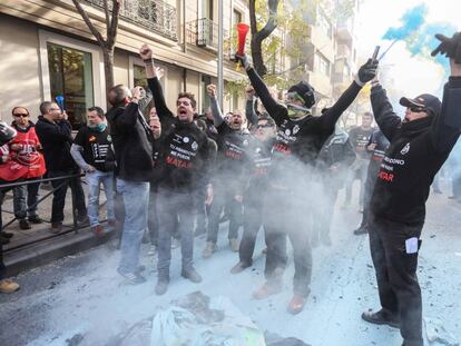 Manifestación de funcionarios de prisiones ante la sede del PSOE.