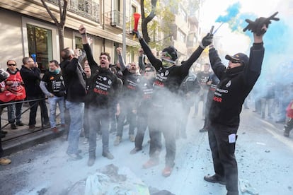 Manifestación de funcionarios de prisiones ante la sede del PSOE.