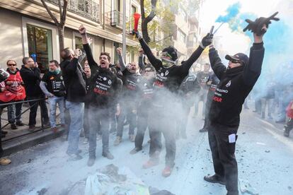 Manifestación de funcionarios de prisiones ante la sede del PSOE.