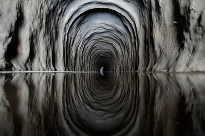 Um trabalhador visto no túnel Cuncas II, o canal do rio São Francisco, no Brasil, há quatro anos.