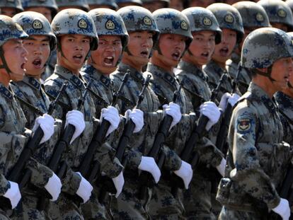 Soldados del Ejército chino marchan en Tiananmen durante el desfile del 60º aniversario de China, en octubre de 2009.