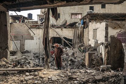 Un hombre camina entre los escombros de una casa bombardea en Rafah, este jueves. 