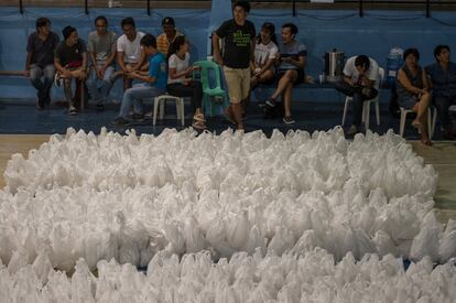 Un grupo de voluntarios prepara paquetes de arroz para los afectados por el tifón, en Tuguegarao (Filipinas).