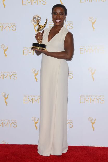 Uzo Aduba, que interpreta a Suzanne 'Crazy Eyes' en la serie Orange is the new black, se hizo con el Emmy a la mejor actriz invitada. Para recoger sus premio, apost por el minimalismo de un vestido blanco de la firma Costume National.