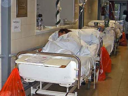 Camas en los pasillos de urgencias del hospital La Paz.