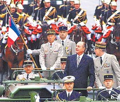 Chirac pasa revista a las tropas que desfilaron por los Campos Elíseos el pasado 14 de julio.