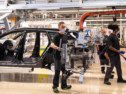 Trabajadores en la fábrica de Seat en Martorell (Barcelona)